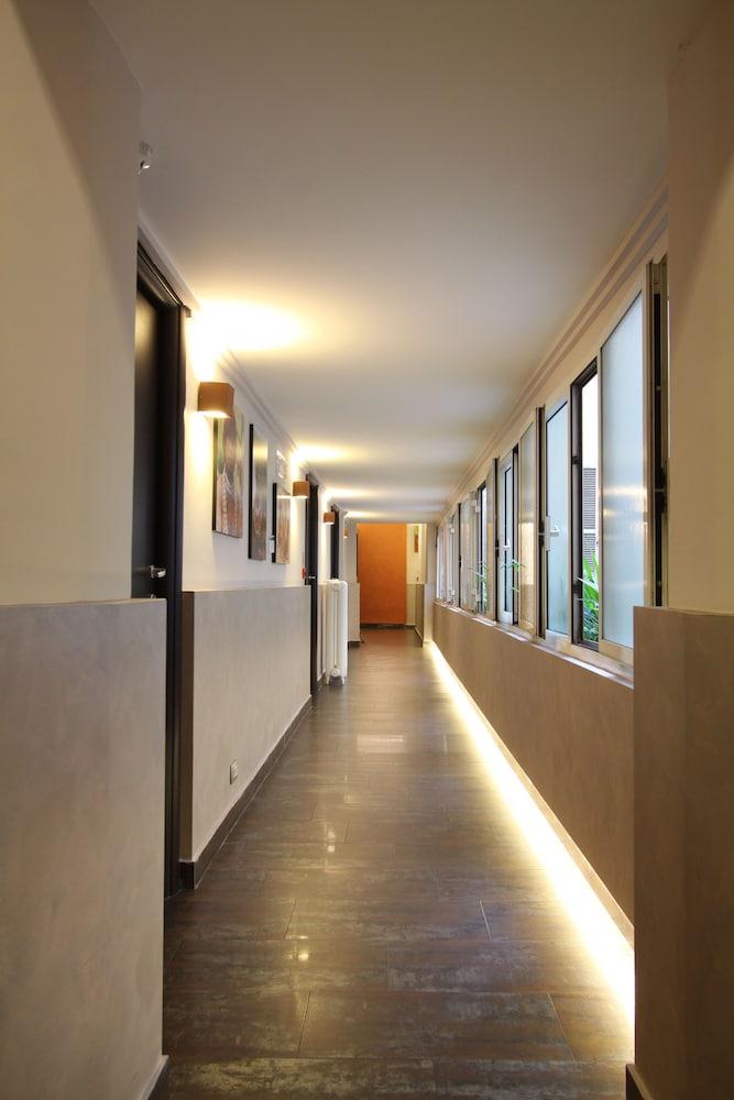 Clarin Hotel - Hallway