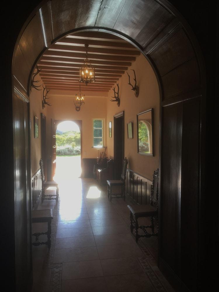 شاتو دو لا فيل فويزون - Interior Entrance
