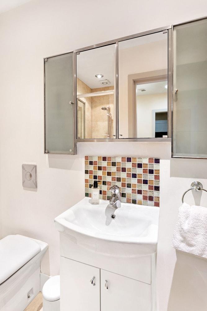 Granville Apartments - Bathroom