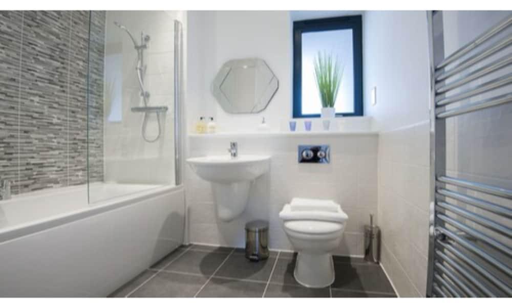 Tailored Stays - De Havilland House - Bathroom