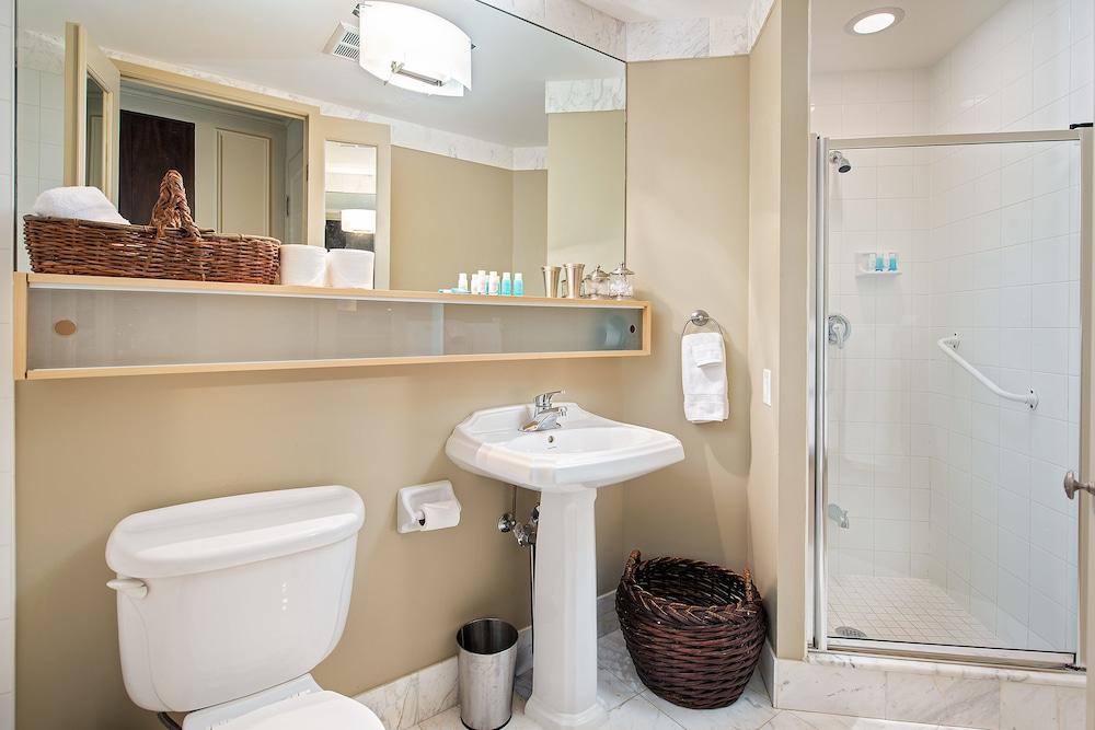 Sky Suites Yorkville - Bathroom Shower