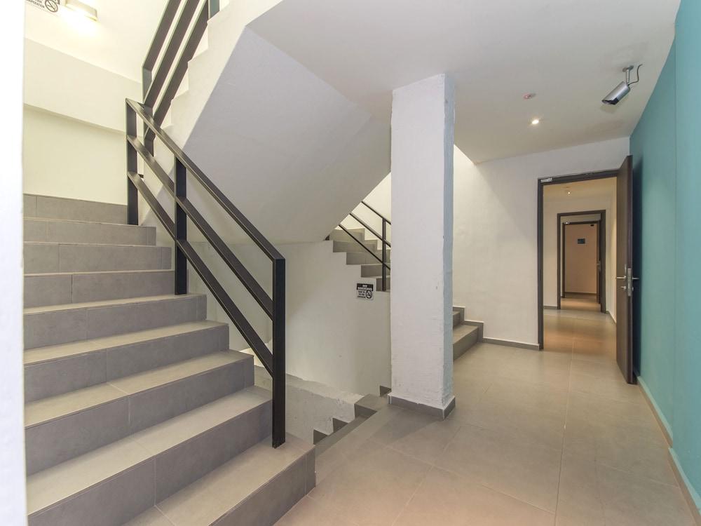 OYO 128 Mutiara Suites - Staircase