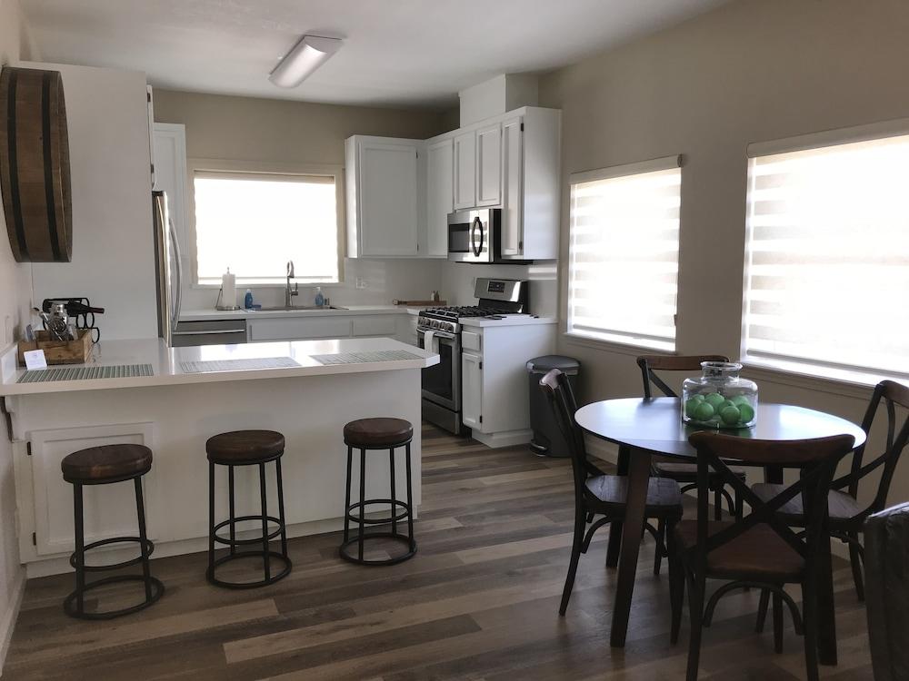 Downtown Suites ONE - Near Raven Performing Arts Theater - Private kitchen