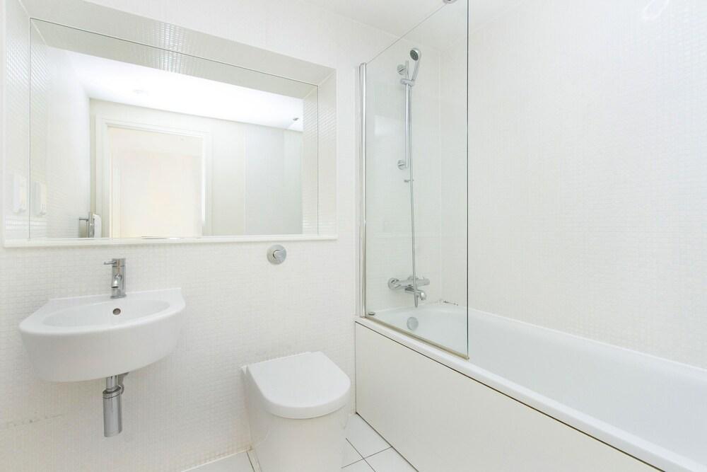 MOLIA Canary Wharf - Bathroom