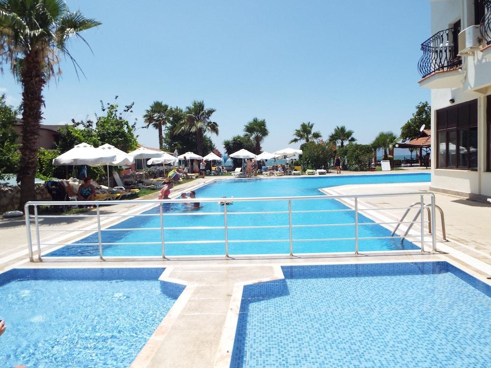 Area Hotel - Outdoor Pool