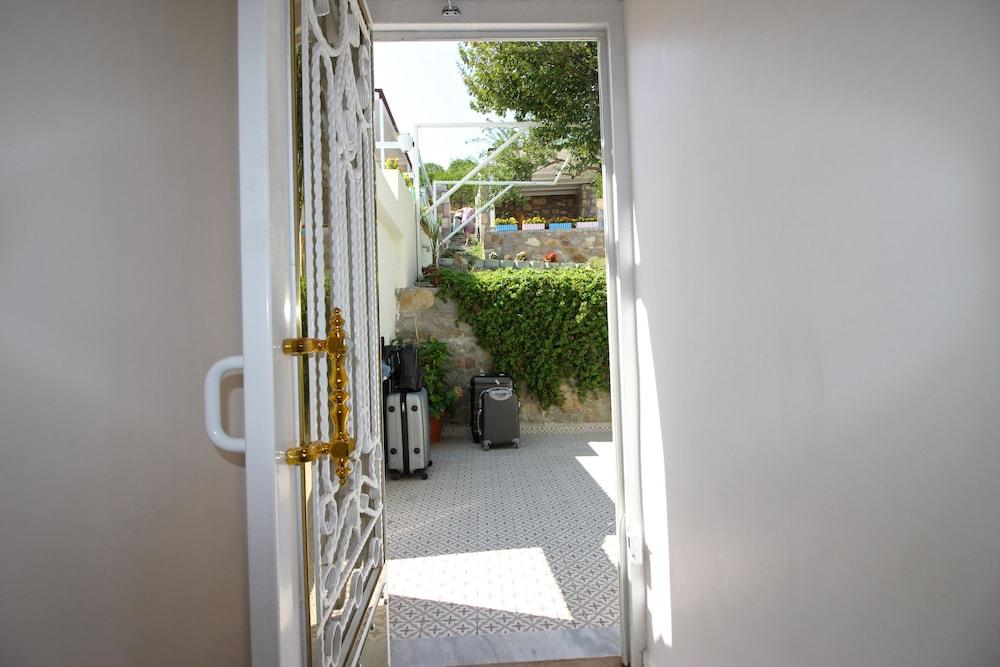 Bozcaada Denizyildizi Otel - Interior Entrance