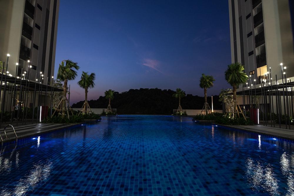 Ramada by Wyndham Meridin Johor Bahru - Infinity Pool