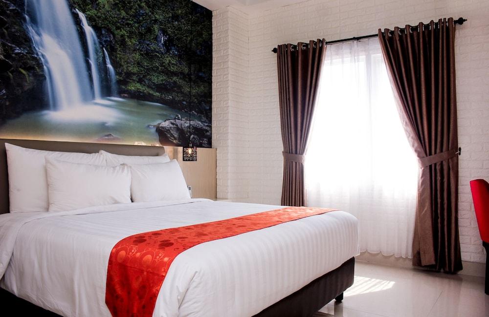 Premiere Hotel Tegal - Room