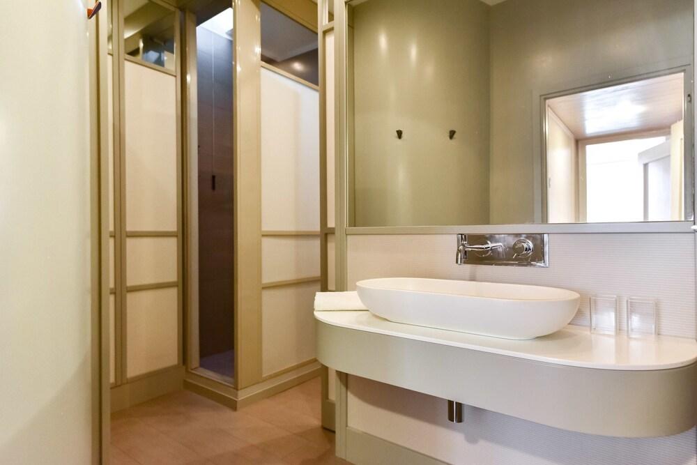 Navona Charming Apartment - Bathroom