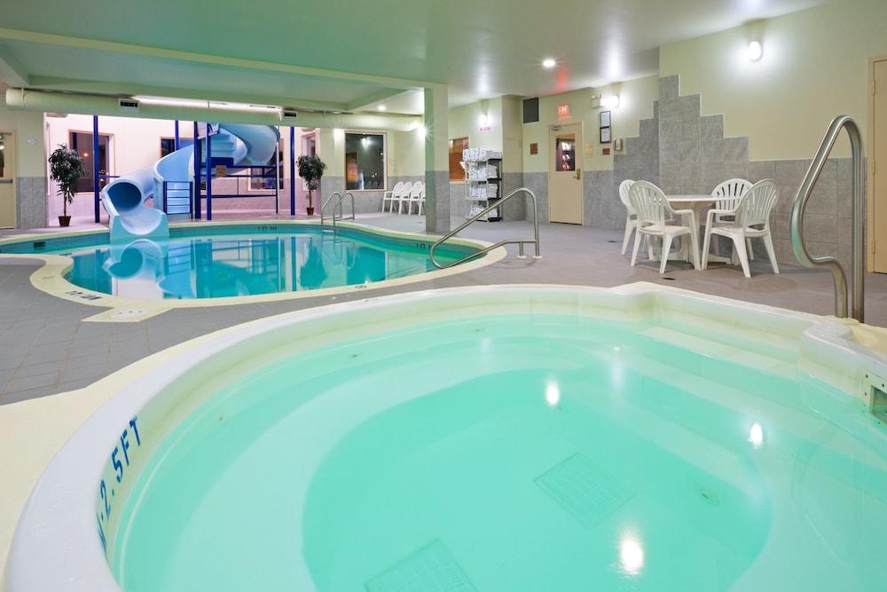 Holiday Inn Hotel & Suites Regina, an IHG Hotel - Pool