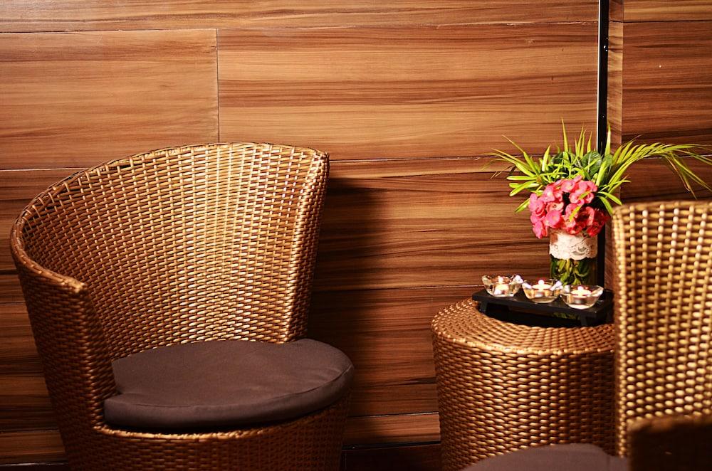 Thunderbird Resorts - Rizal - Lobby Sitting Area