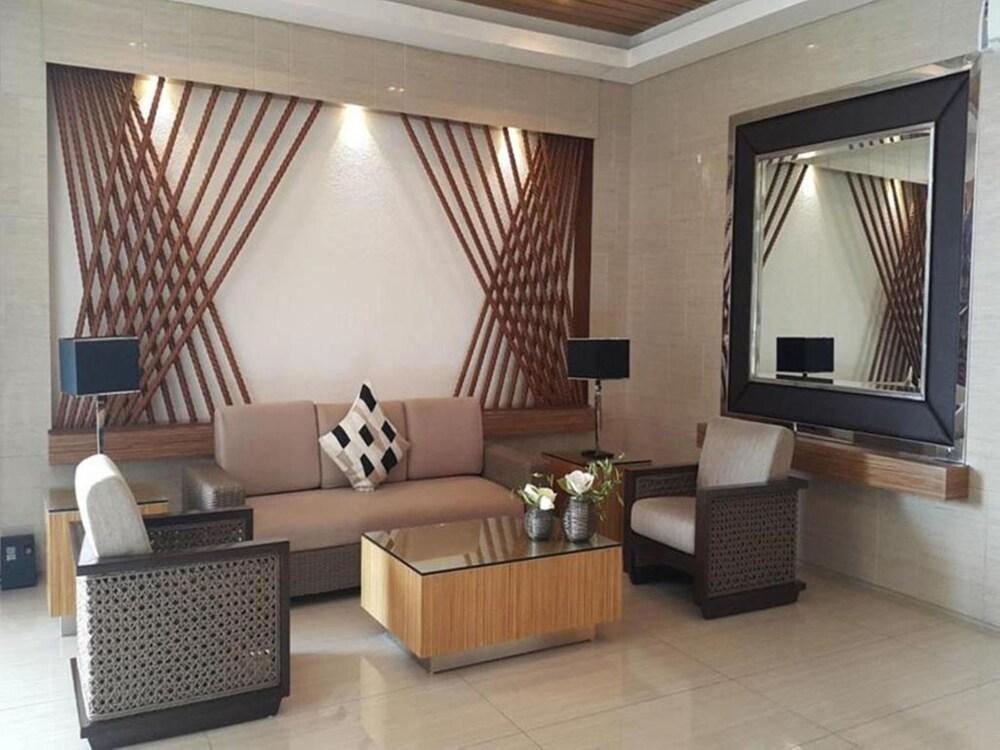 Wind Residences by JG Vacation Rentals - Lobby Sitting Area
