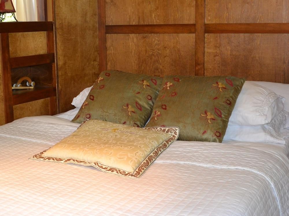 Alderwood Cottage & Suite - Bowen Island - Room