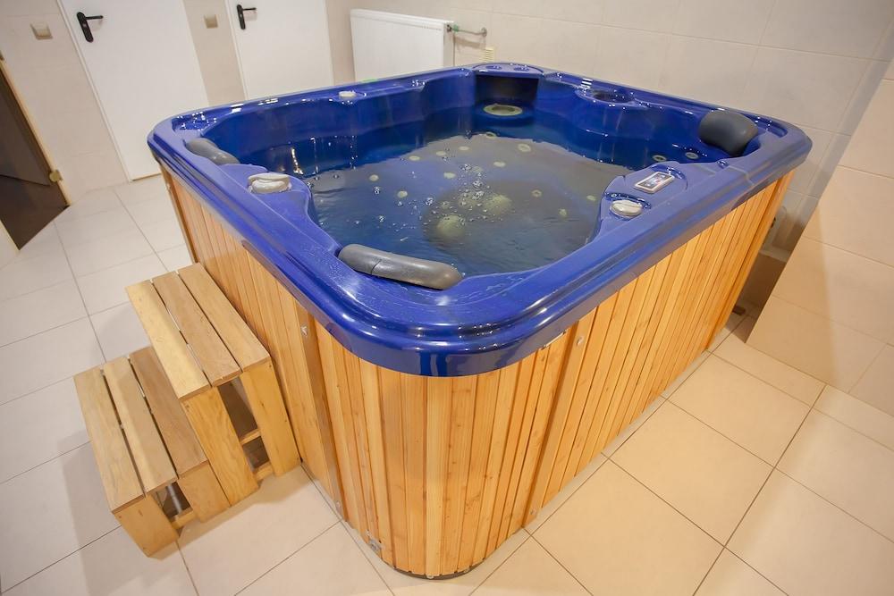 مارتون أوليمبيك - Indoor Spa Tub