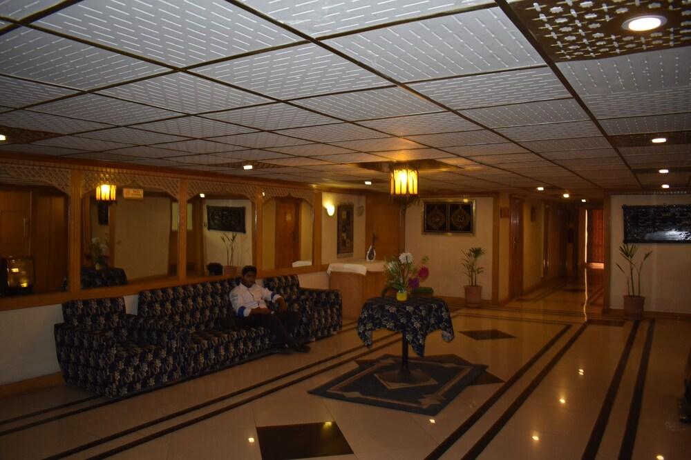 Hotel Shalimar - Lobby Sitting Area