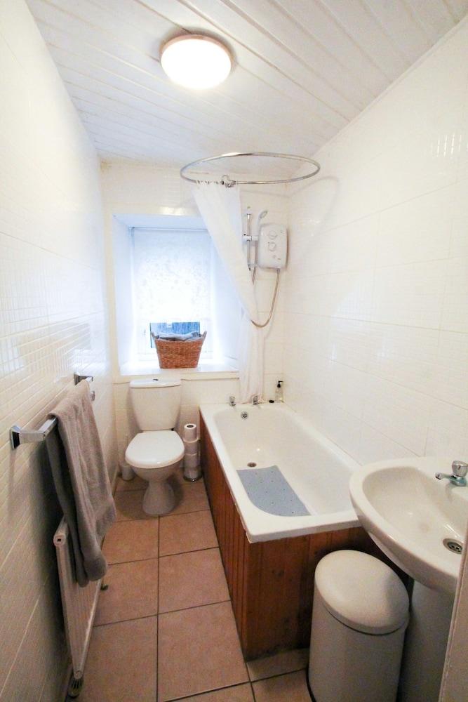 Oban Town Centre Apartment - Bathroom