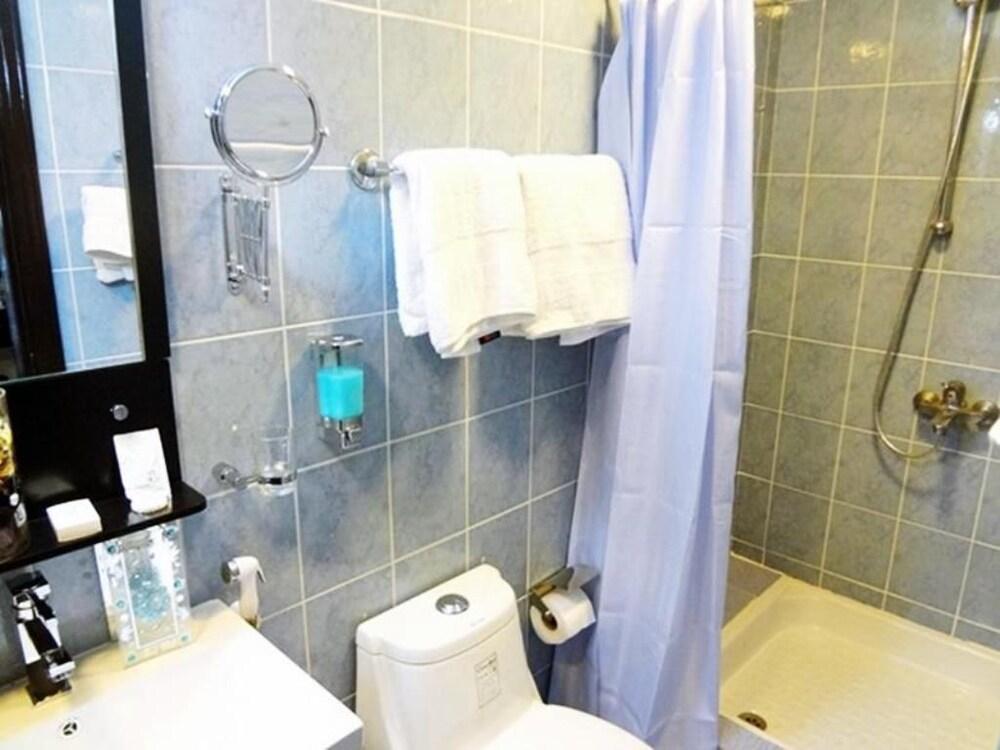 Marina Hotel - Bathroom
