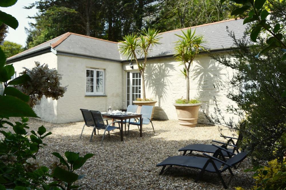 St Corantyn Cottage - Featured Image