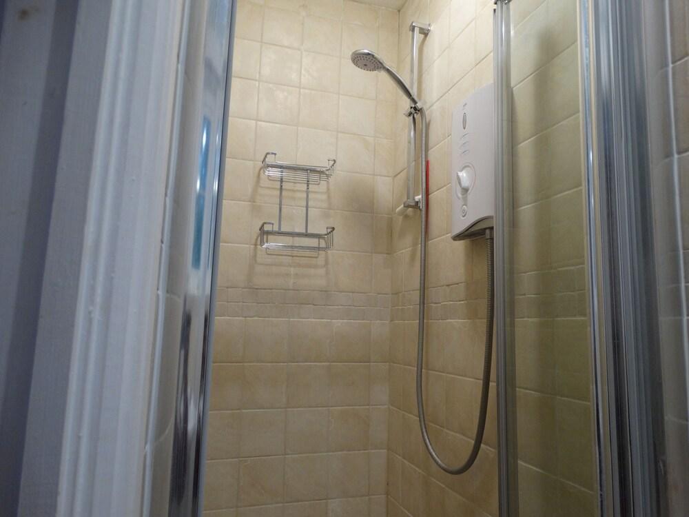 Spacious Apartment in Winchester - Bathroom