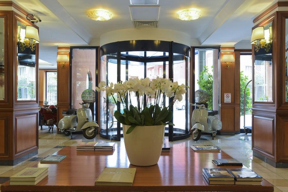Grand Hotel Tiberio - Interior Entrance