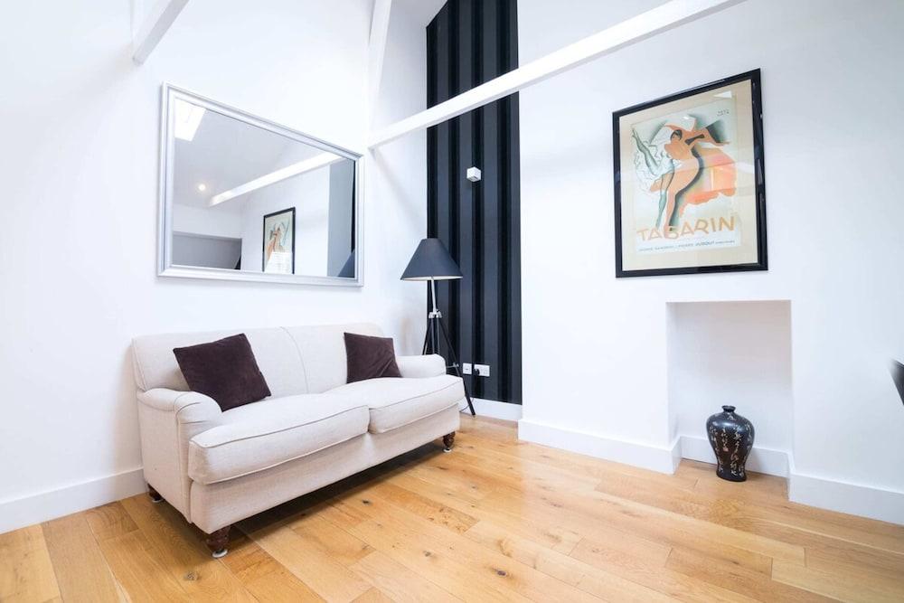 Contemporary 1 Bedroom Flat in Fulham near The Thames - Living Room