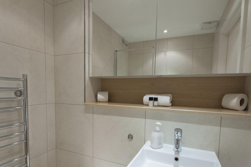 Times Square Serviced Apartments - Bathroom Sink