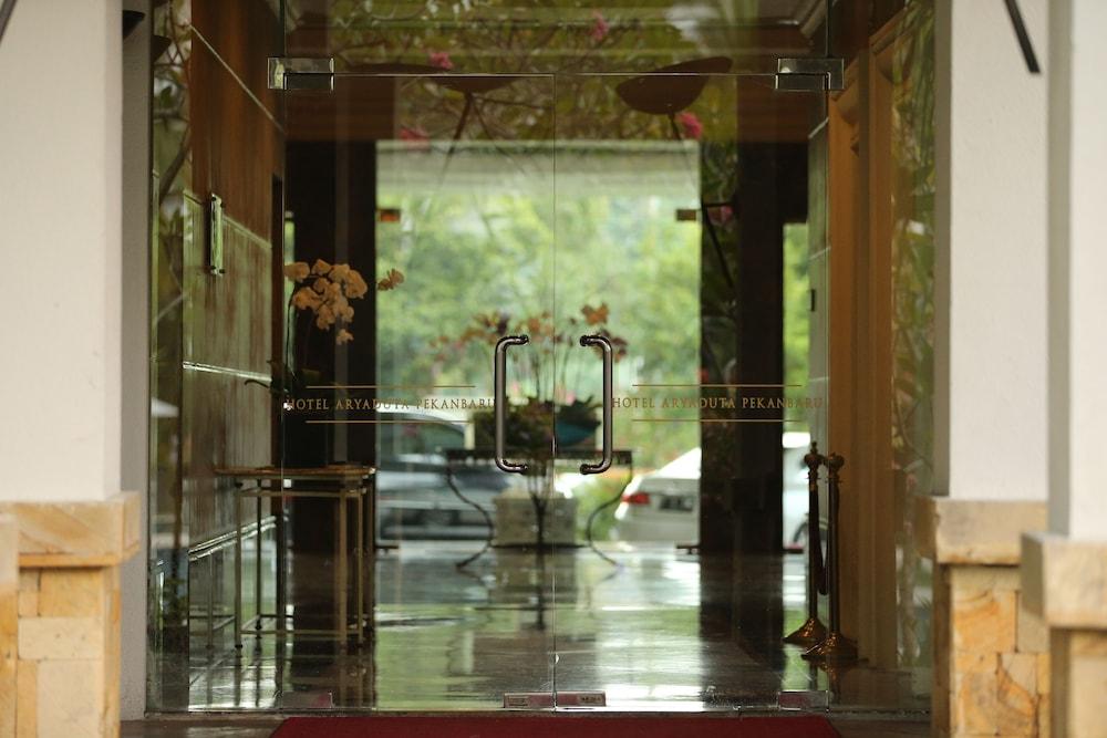 Aryaduta Pekanbaru - Interior Entrance