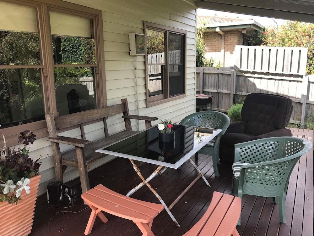 Port Campbell Guesthouse & Flash Packers - BBQ/Picnic Area