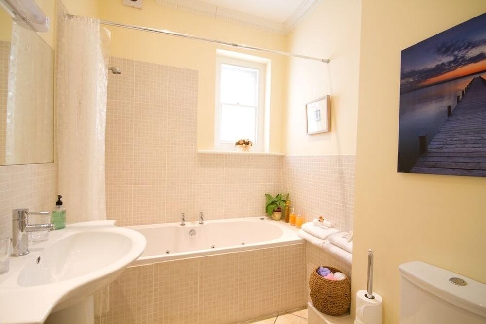 Cavendish Apartment - Bathroom