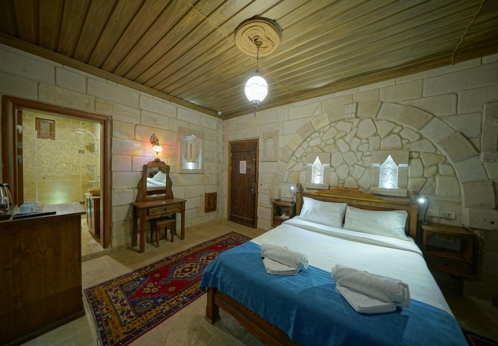 ShoeString Stone House - Room