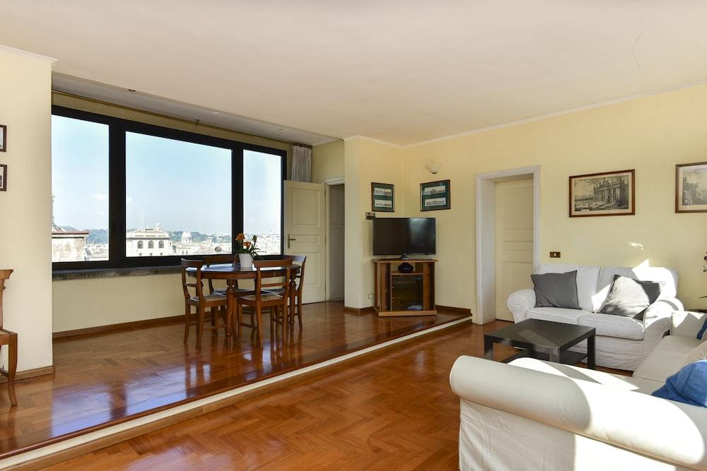 Rome at Your Feet Apartment with Terrace - Living Area