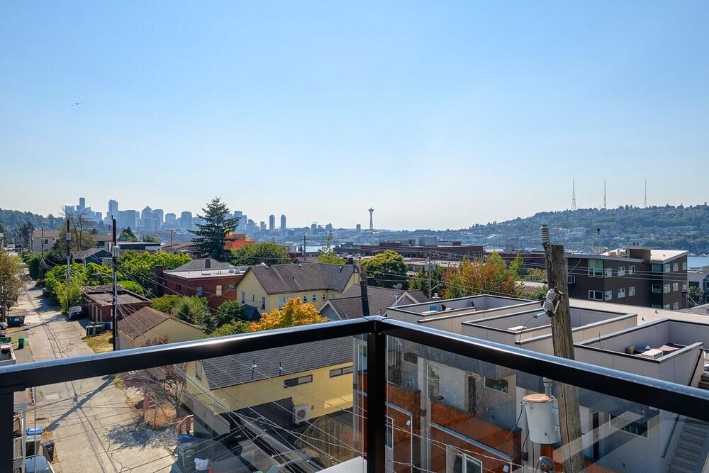 Seattle Urban Village - Vashon - Roof top View Deck - Balcony