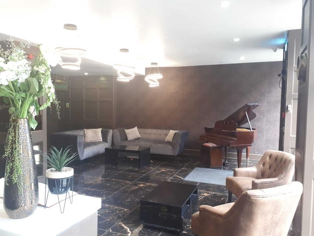 The Huddersfield Hotel - Lobby