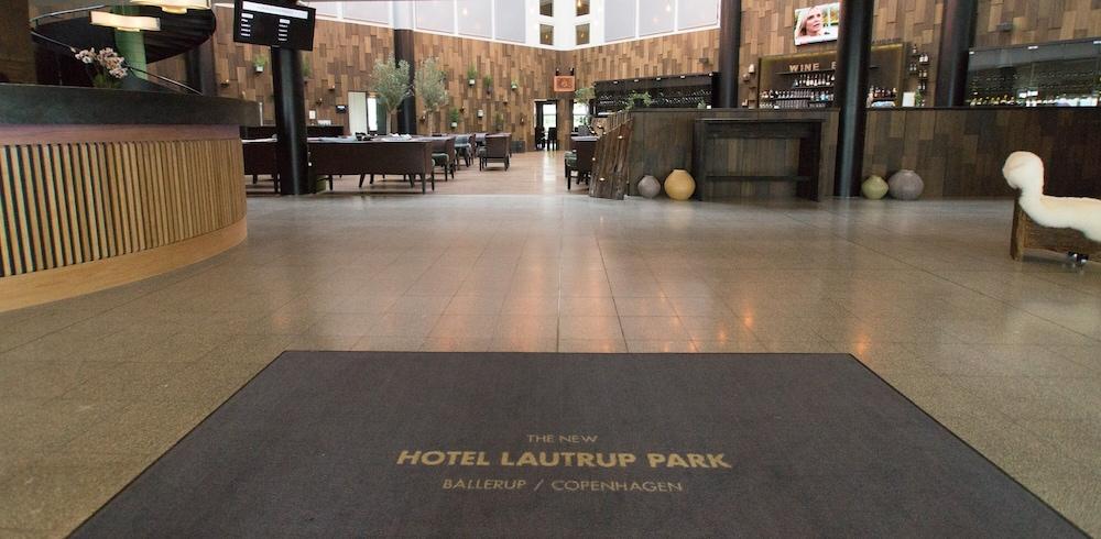 Hotel Lautrup Park - Interior Entrance