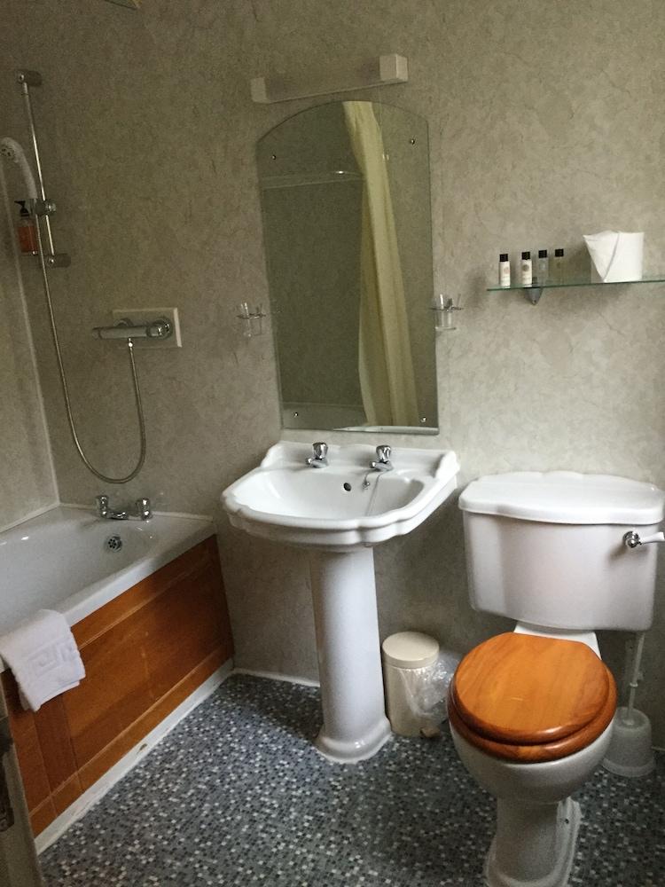 The Dundonnell Hotel - Bathroom