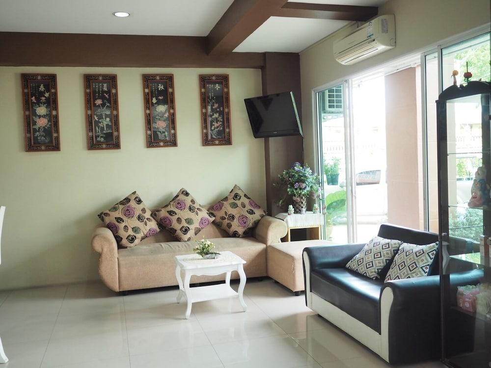 Ananya Residence Service Apartment - Lobby Sitting Area