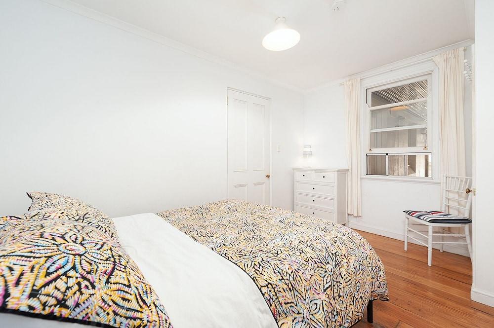 Charming Centrally Located 2 Bedroom Accommodation - Room