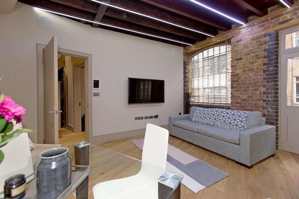 Luxury Loft Oxford Street with AC - Living Room