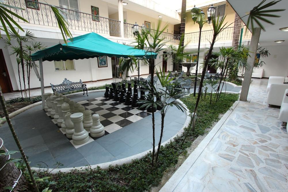 Hotel San Fernando Real - Lobby Sitting Area
