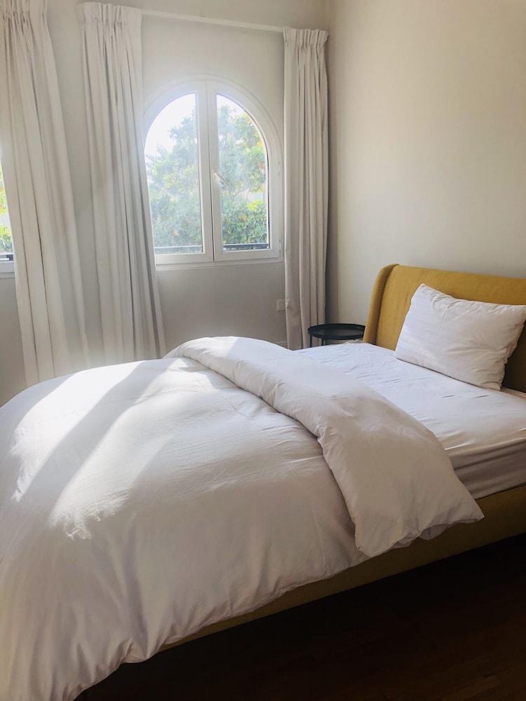 Impeccable 5 Beds Villa in Dubai - Room