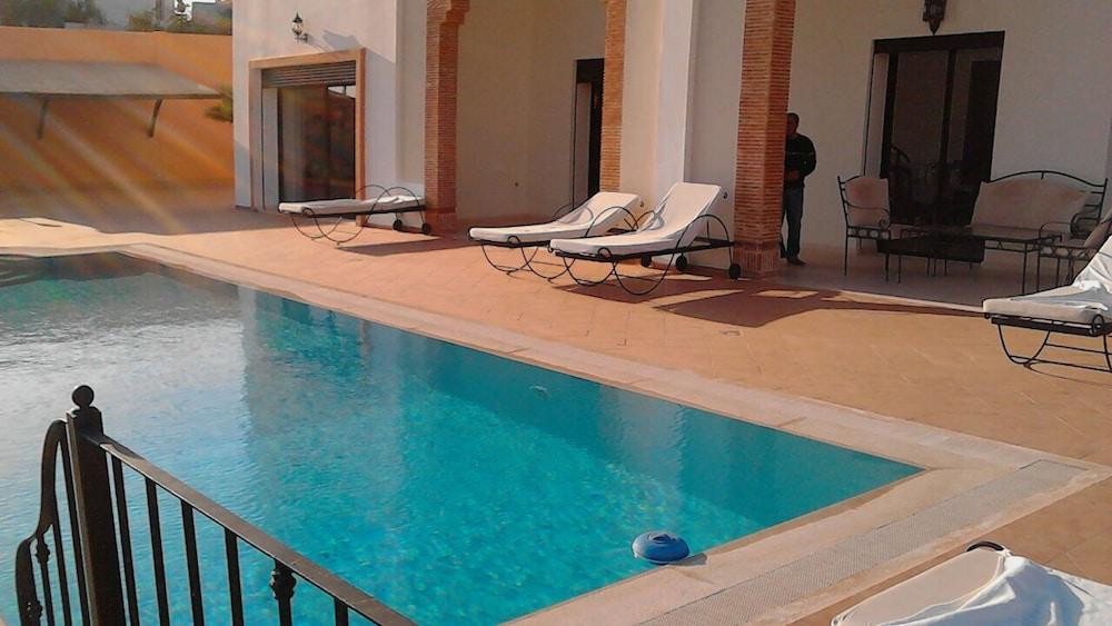Spacious Comfortable Villa Ref T72024 - Outdoor Pool