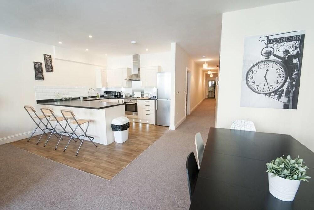 The Broadmead Forest - Spacious City Centre 3BDR Apartment - Private kitchen