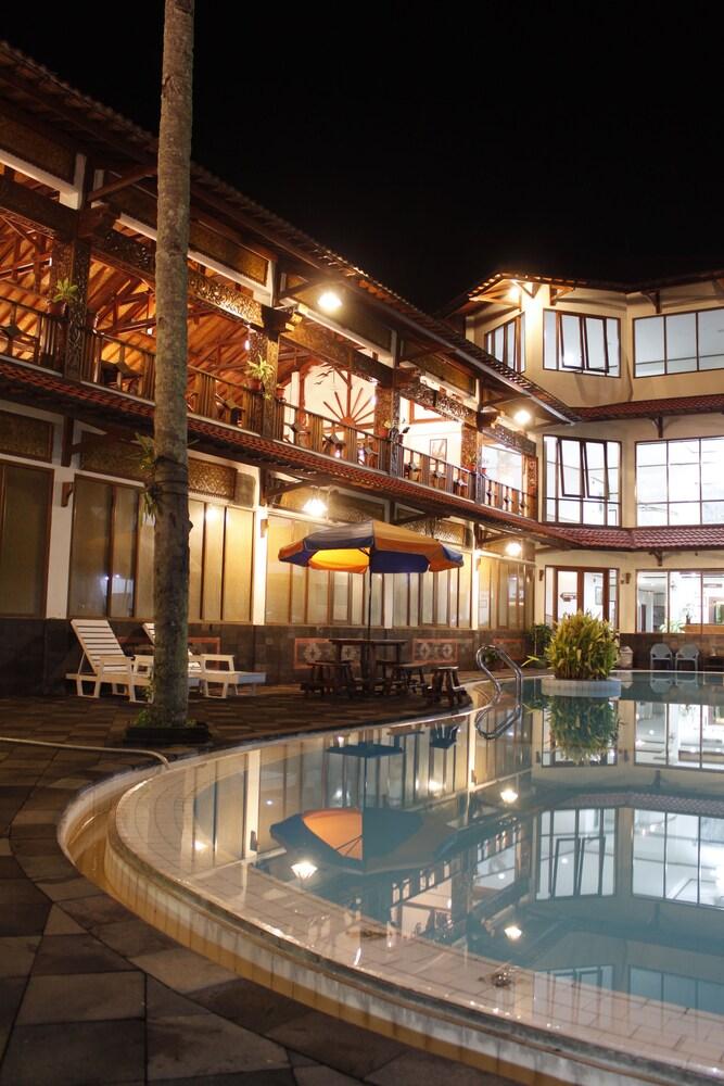 Surya Pesona Beach Hotel - Outdoor Pool