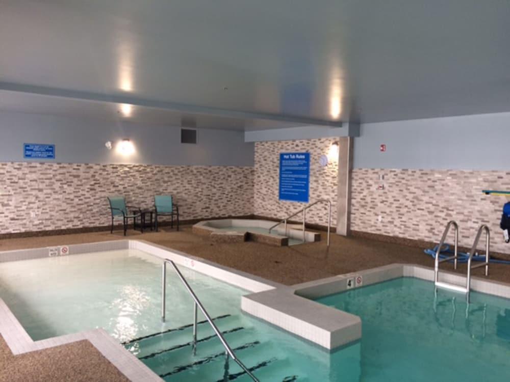 Days Inn by Wyndham Calgary North Balzac - Indoor Spa Tub