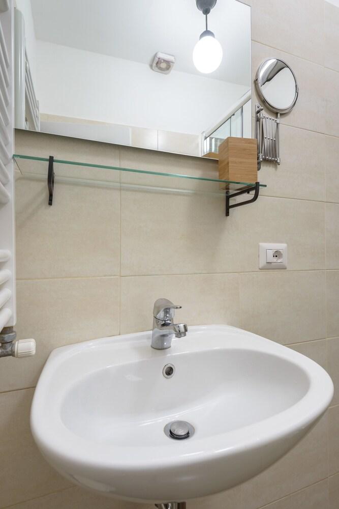 Casa Ginevra - Bathroom Sink