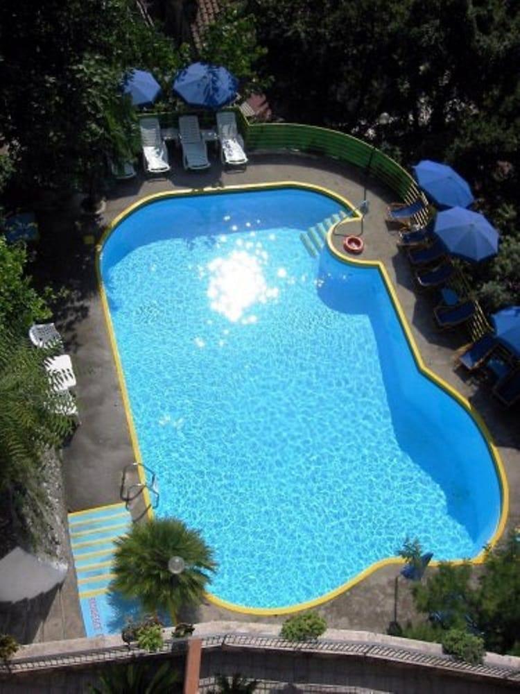 ألبيرجو ريزيدانس بوكارا - Outdoor Pool
