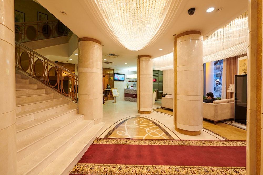 Soluxe Hotel Almaty - Lobby Sitting Area