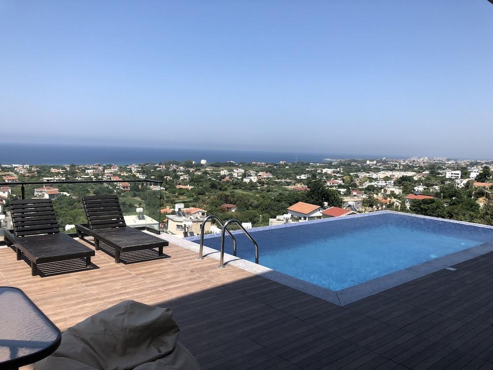 Ultra Lux Sea View Villa in Kyrenia - Pool