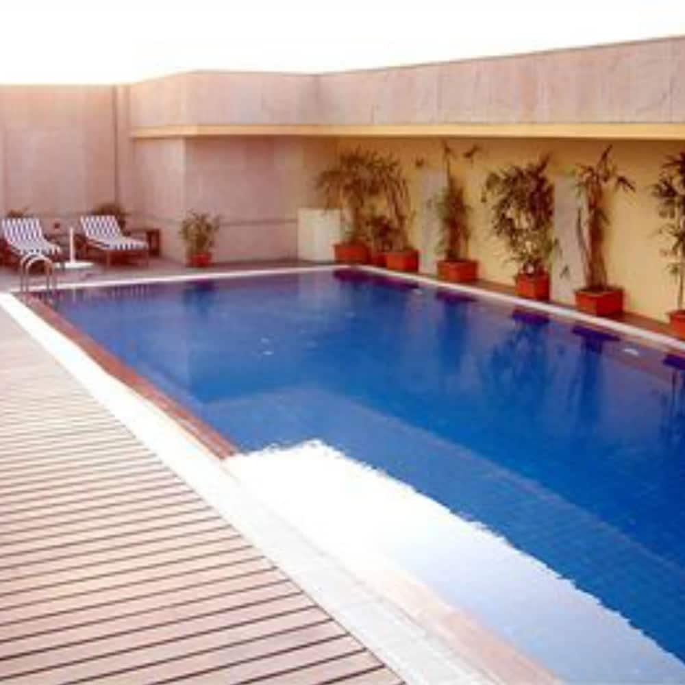 Fortune Select Global Gurgaon - Pool