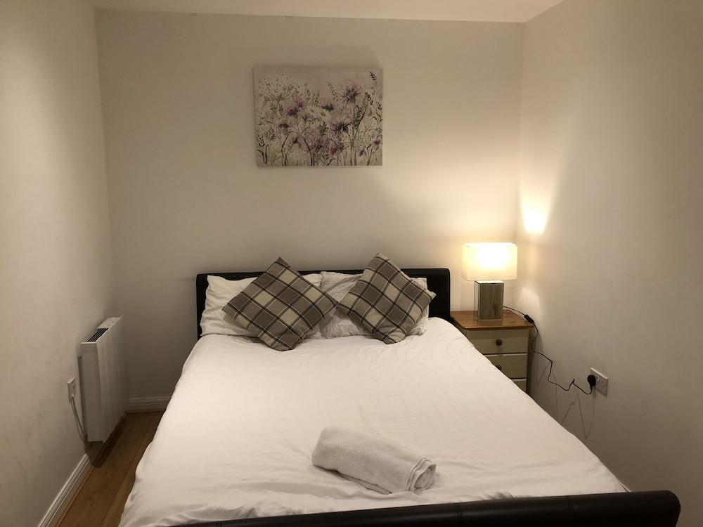 UK Apartments - Room